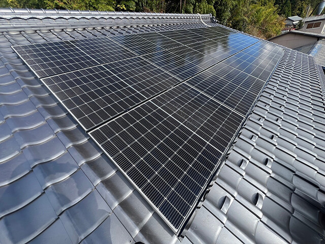 屋根瓦に設置された太陽光パネル